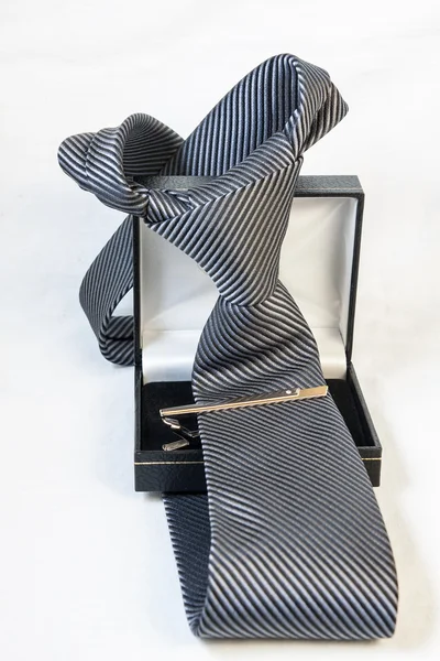 Corbata gris con clip en caja Fotos De Stock