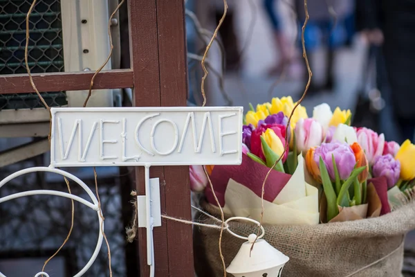 Placa Wellcome con un ramo de tulipanes Imagen De Stock