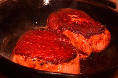 Biftek orta derecede kızartılıyor..