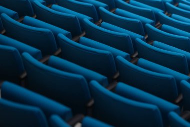 Konferans salonunda sıra sıra boş koltuklar