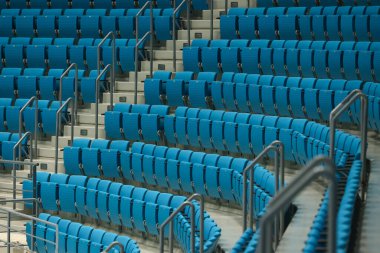 Konferans salonunda sıra sıra boş koltuklar