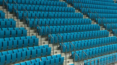 Konferans salonunda sıra sıra boş koltuklar