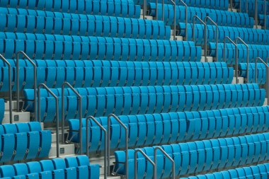 Konferans salonunda sıra sıra boş koltuklar