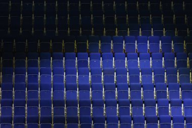 Konferans salonunda sıra sıra boş koltuklar