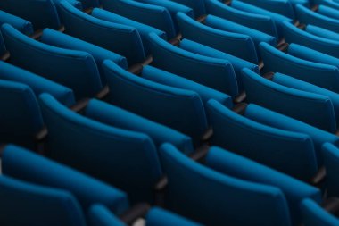 Konferans salonunda sıra sıra boş koltuklar