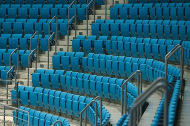 Konferans salonunda sıra sıra boş koltuklar