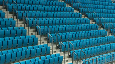 Konferans salonunda sıra sıra boş koltuklar