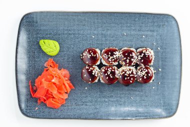 Japon ulusal mutfağı beyaz arka planda izole edilmiş.