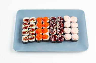 Japon ulusal mutfağı beyaz arka planda izole edilmiş.