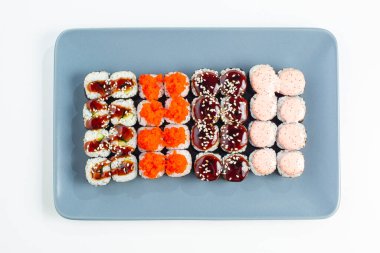 Japon ulusal mutfağı beyaz arka planda izole edilmiş.