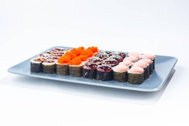 Japon ulusal mutfağı beyaz arka planda izole edilmiş.