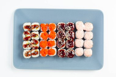 Japon ulusal mutfağı beyaz arka planda izole edilmiş.