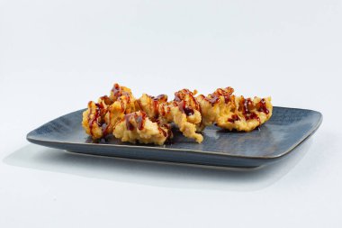 Japon ulusal mutfağı beyaz arka planda izole edilmiş.