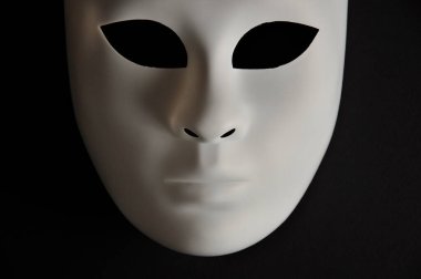 Tiyatro konseptli beyaz maske