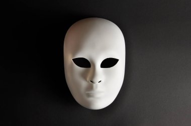 Tiyatro konseptli beyaz maske