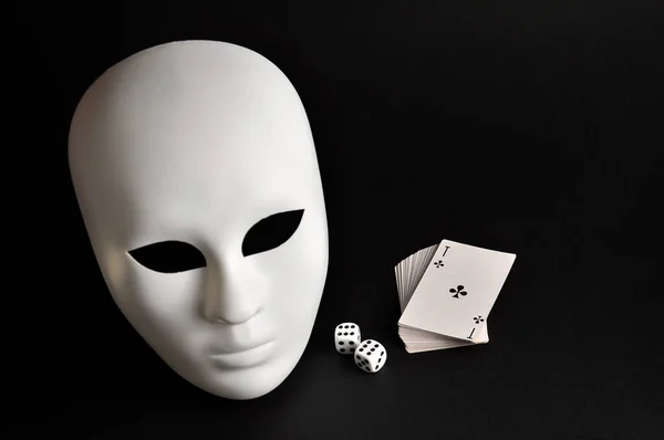 Jogador Máscara Branca Cartas Jogar Fundo Preto — Fotografia de Stock