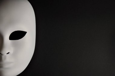 Tiyatro konseptli beyaz maske