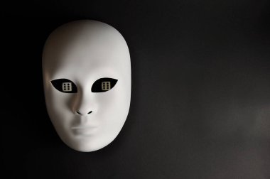 Beyaz tiyatro maskesi ve zar oyunu