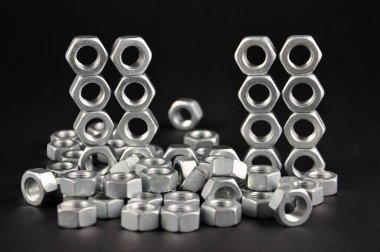 Bir yığın fındık, siyah arka plan..