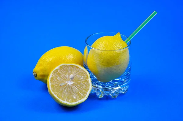 Citrons Jaunes Mûrs Verre Jus Citron Sur Fond Bleu Bannière — Photo