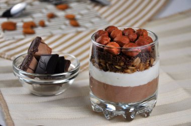 Fındıkla pişirilmiş organik tahıl gevreği..