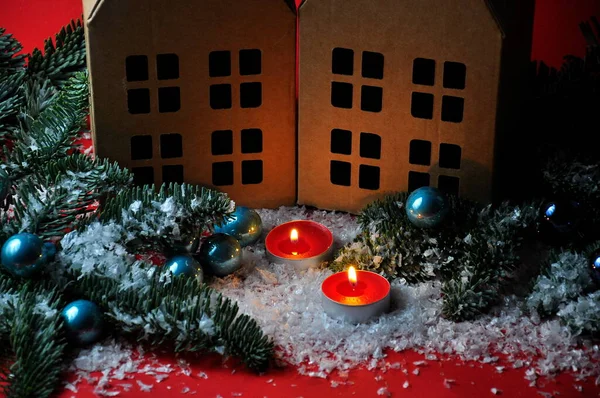 クリスマスボール付きの小さなクリスマスハウスやモミの枝 不動産 — ストック写真