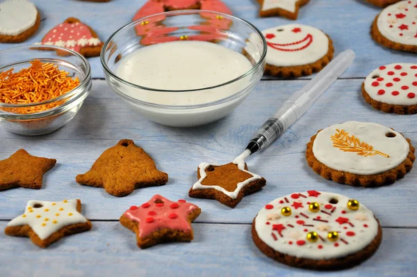 Decorating Honey Gingerbread Cookies Wooden Table Closeup — Stock Photo, Image