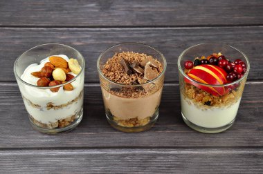 Yunan yoğurdu, kızılcık, fındık ve elmalı granola. Sağlıklı enerji kahvaltısı.