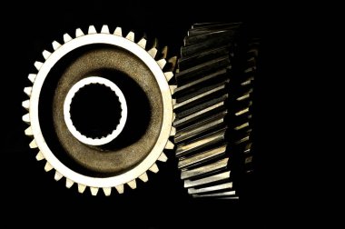 Siyah arka plandaki dişliler.