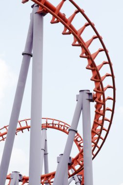 Kırmızı roller coaster tren hattı