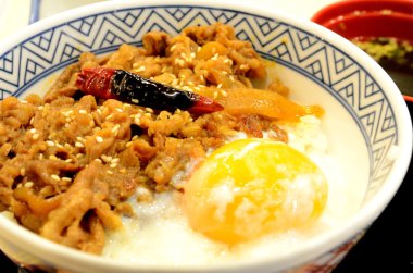 sığır eti pilav tabağı ve onsen yumurta hizmet ile miso çorbası