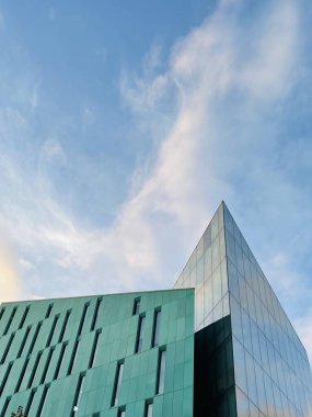 Yerden alçak açılı atış. Mavi gökyüzüne karşı inşa edilen köşe manzarası