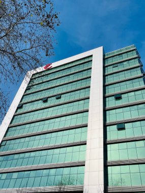 Yerden alçak açılı atış. Mavi gökyüzüne karşı inşa edilen köşe manzarası