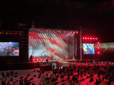 Konserde kalabalık ve bulanık sahne ışıkları