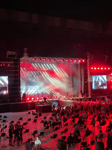 Πλήθος σε συναυλία και θολά φώτα σκηνής — Φωτογραφία Αρχείου