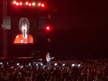 Konserde kalabalık ve bulanık sahne ışıkları