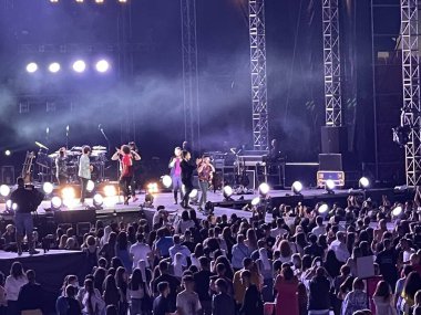 Konserde kalabalık ve bulanık sahne ışıkları