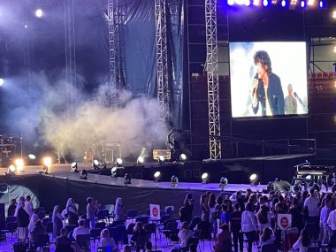 Konserde kalabalık ve bulanık sahne ışıkları