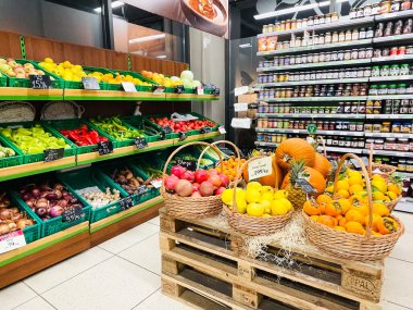 Çeşitli renkli taze meyve ve sebzelerle meyve pazarı