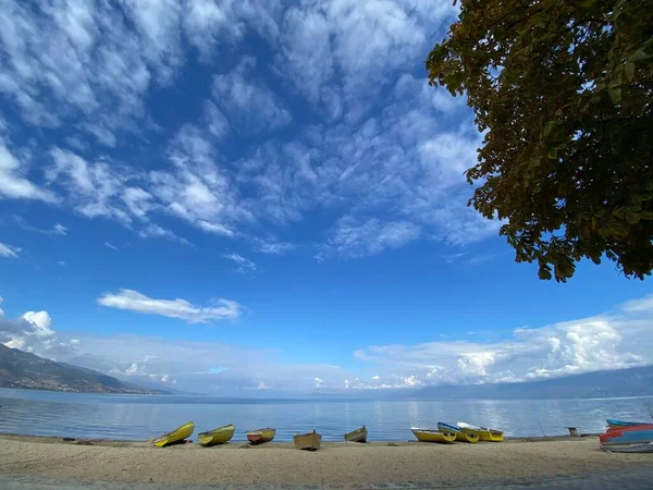 Ohri Gölü, Pogradec 'te balıkçı teknesi. Arnavutluk 'u ziyaret et. - Stok İmaj