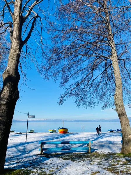 Lago Ohrid, nieve, cielo y la ciudad de Pogradec en Albania. — Foto de Stock