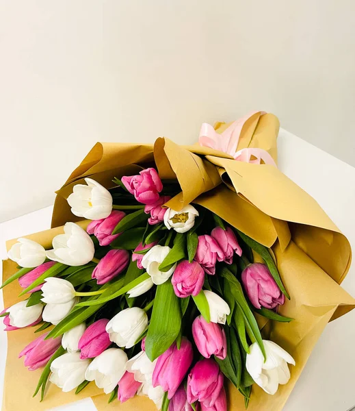 Kytice bílých a růžových jarních tulipánů květiny pro současnost. — Stock fotografie