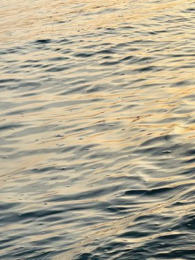 Mavi deniz suyu dokusu. Denizin yüzeyinde. Boşluğu kopyala, metin için arkaplan, üst görünüm, yaz tatili kavramı.