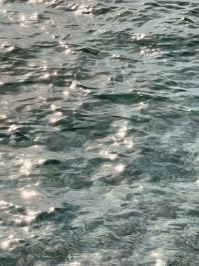 Mavi deniz suyu dokusu. Denizin yüzeyinde. Boşluğu kopyala, metin için arkaplan, üst görünüm, yaz tatili kavramı.