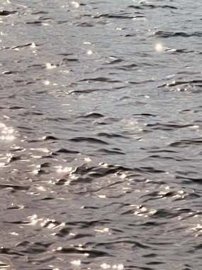 Mavi deniz suyu dokusu. Denizin yüzeyinde. Boşluğu kopyala, metin için arkaplan, üst görünüm, yaz tatili kavramı.