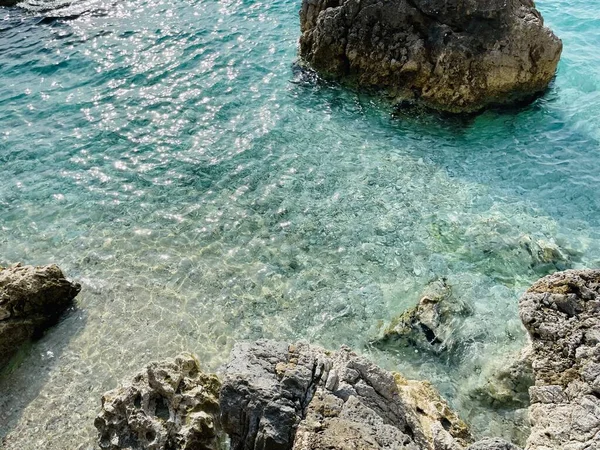 Praia Rochosa Água Cristalina Turquesa Mar Jónico Albânia Espaço Para — Fotografia de Stock