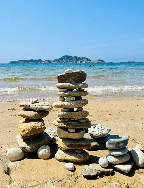 Pirâmide Pedras Areia Simbolizando Zen Harmonia Equilíbrio Oceano Fundo Espaço — Fotografia de Stock