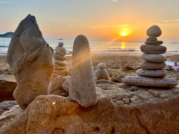 Pirâmide Pedras Areia Simbolizando Zen Harmonia Equilíbrio Oceano Fundo Espaço — Fotografia de Stock