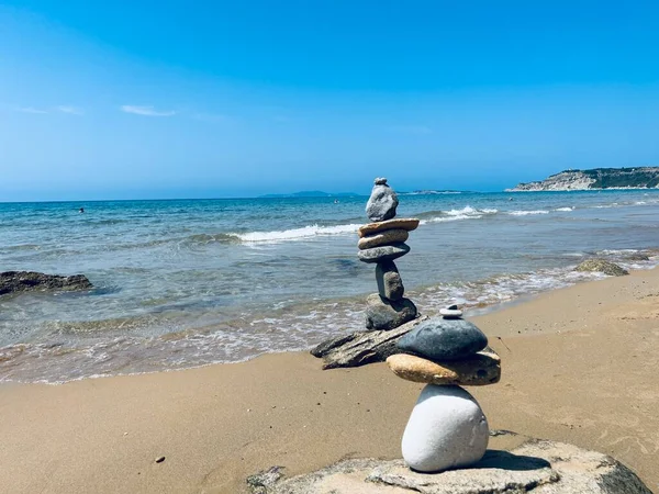 石のピラミッドの砂の禅 バランスを象徴する 海を背景に コピースペース 夏休みのコンセプト — ストック写真