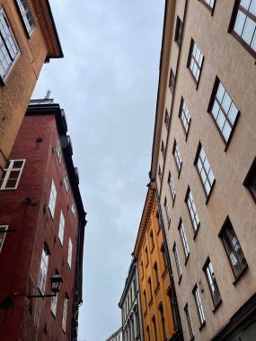 Stockholm, İsveç - Nisan 2022: Eski şehrin Narrow Caddesi. Gamla Stan, Stockholm, İsveç 'in en eski bölgesi. İskandinavya, Kuzey Avrupa. Stockholm 'ün mimari simgesi. 